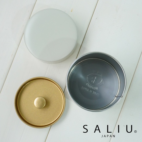 簡約錫製茶葉罐，包含一個銀色圓形罐身，一個金色帶有圓形把手的蓋子，以及一個銀色圓形蓋子，均為錫製材質。