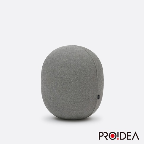 灰色針織材質的迷你彈力平衡球，圓潤飽滿，表面有細緻紋理，右側有黑色品牌標籤。