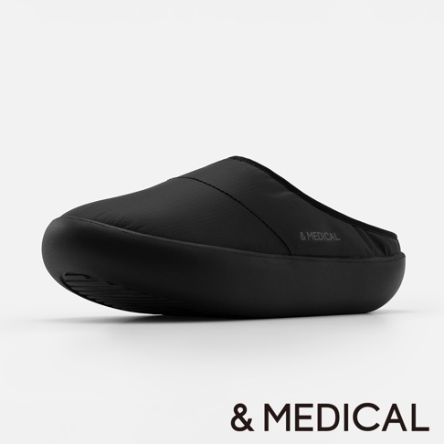 &MEDICAL 黑色男款毛絨拖鞋，側邊有 &MEDICAL 標誌
