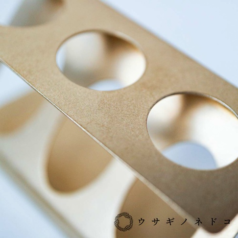 金色試管瓶放置架，由紙質材料製成，具有數個圓形開孔，可容納試管。