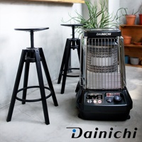 尊爵灰 Dainichi 電子式煤油暖氣機，頂部為不鏽鋼網罩，底部為黑色主機，設有控制面板和旋鈕。