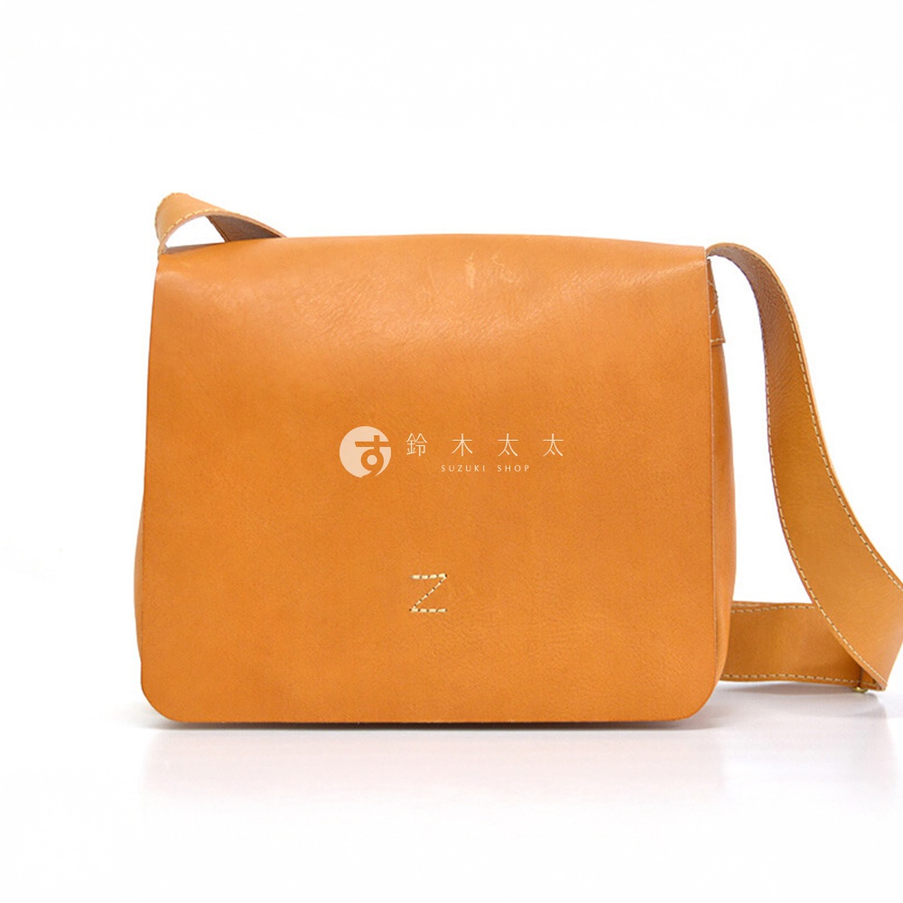 日本HERZ職人手作皮革軟皮橫式斜背包 CK-94，駝色，上面有品牌標誌和Z字樣。