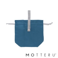 藍綠色摺疊保冷束口袋，尼龍材質，附有灰白色束繩及提把。