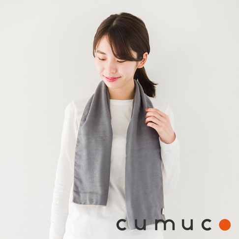 灰色六層紗運動毛巾，質感輕透，邊緣有細緻的包邊設計，長度適中，適合運動時使用。