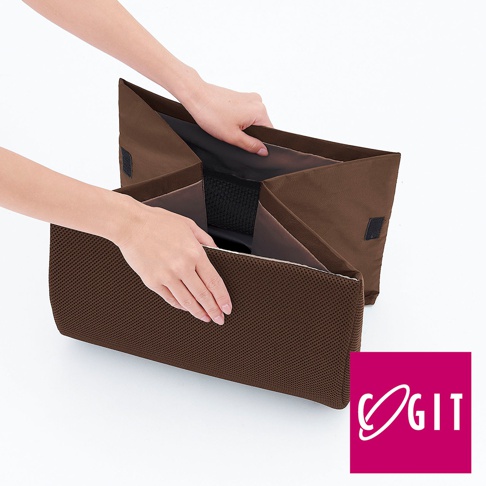 咖啡色網狀織物和防水布料製成的車內收納箱，由雙手展示其可折疊設計。