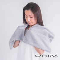 一位女性穿著淺灰色毛巾頭巾，頭巾由柔軟吸水材質製成，帶有兩個按鈕扣合。