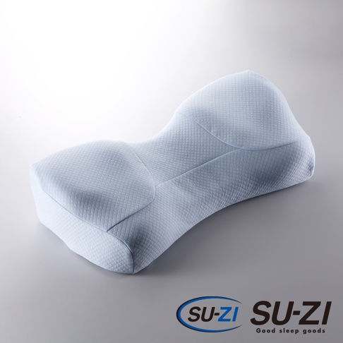 SU-ZI 品牌的防打鼾枕，採用特殊曲線設計，適合側睡或仰睡，提供頸部支撐，枕套為格子織紋淺藍色。