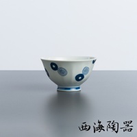 波佐見燒陶瓷飯碗，白色碗身繪有藍色丸紋及螺旋紋飾，底部有藍色條紋裝飾，呈現日式風格。