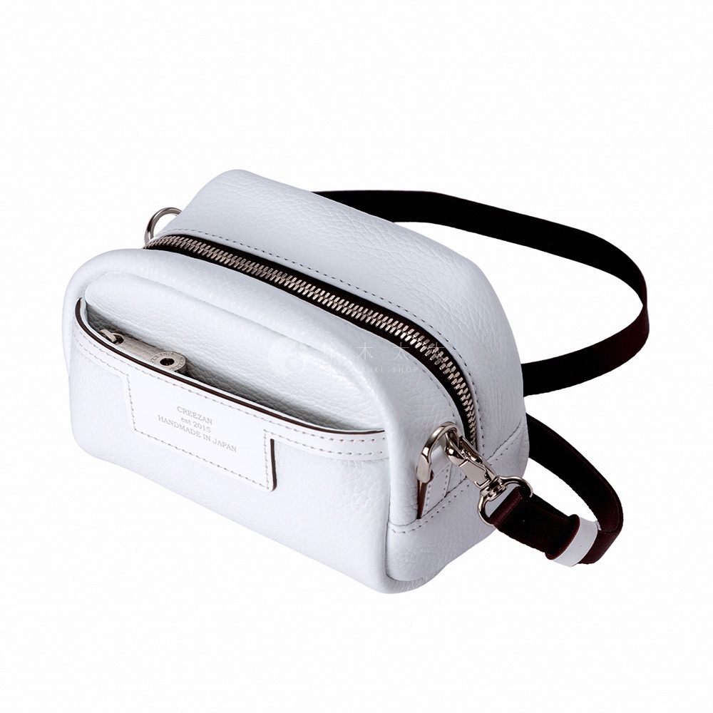 JETTER 迷你側背包 CJTH-040，白色荔枝紋皮革材質，設有拉鍊主隔層、前置收納袋，搭配黑色可調式背帶與金屬扣環。