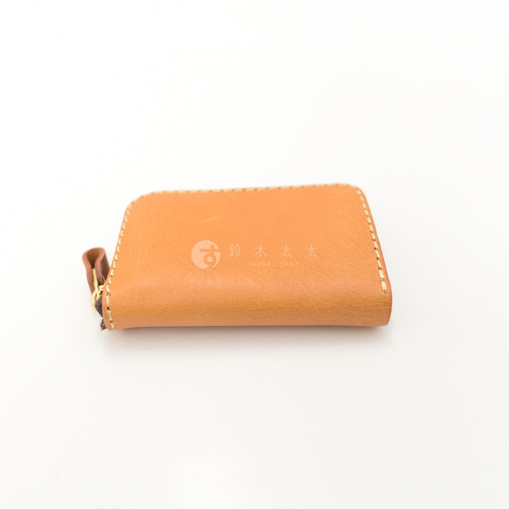 職人手作皮革高機能收納錢包，淺棕色，拉鍊開合，附有皮革拉頭。