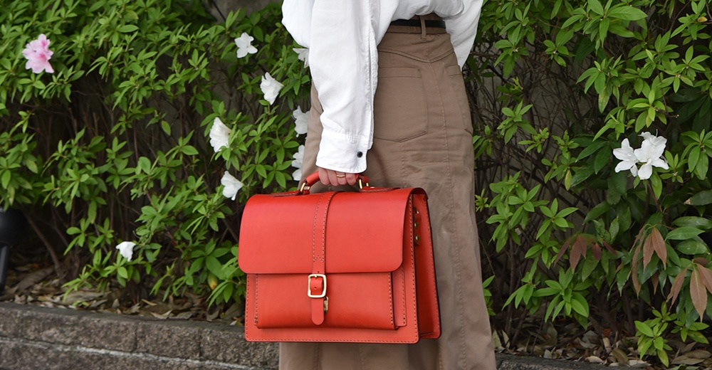 職人手作皮革三用單扣商務後背包，亮紅色，設有單扣翻蓋和手提把。