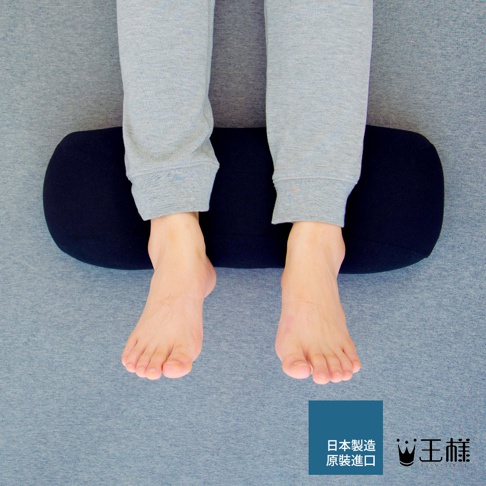 男人的抗臭抬腿枕，深藍色，布面材質，橢圓形，用於抬高雙腳。