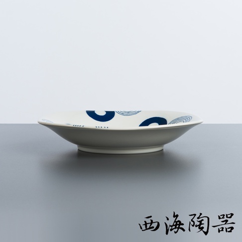 波佐見燒藍丸紋五件式輕量沙拉盤，白色陶瓷盤身，飾有深藍色圓形圖案及細膩的藍色線條紋飾，盤緣有小段藍色虛線裝飾。
