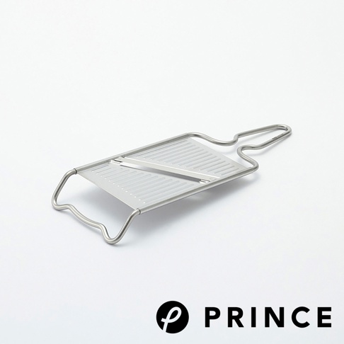 銀色金屬雙刃切片器，具有傾斜的切割板、兩側的支撐腳架以及一個彎曲的手柄。