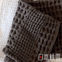 深灰色今治鬆餅毛巾，以蜂窩狀織紋呈現，觸感柔軟，材質為純棉。