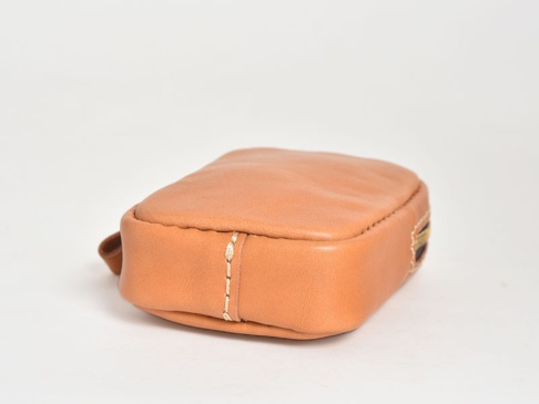 職人手作皮革菸盒收納包，淺棕色皮革製成，帶有縫線細節及拉鍊，設計簡潔實用。