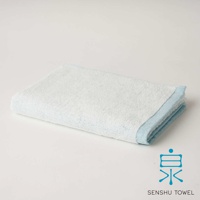 YUKINONE 雪之音柔織有機棉迷你浴巾，淺藍色滾邊，觸感柔軟。