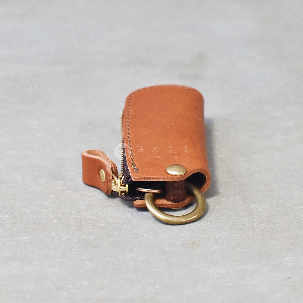 職人手作皮革拉鍊鑰匙包，採用棕褐色牛皮製成，配有黃銅色拉鍊、按扣及鑰匙圈。