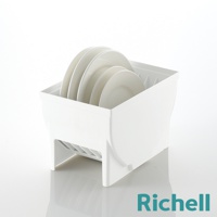 白色塑膠櫥櫃式餐盤收納架，架上擺放數個白色餐盤，右下角有Richell品牌標誌