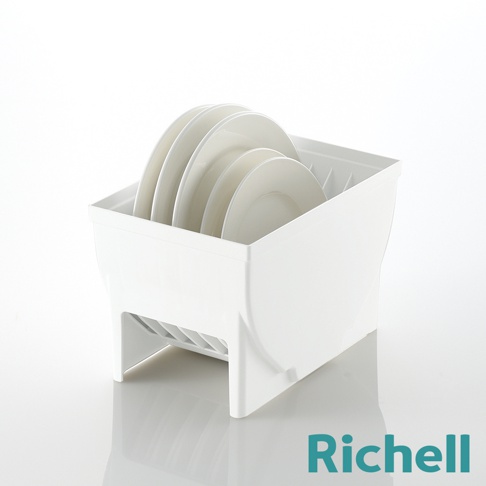 白色塑膠櫥櫃式餐盤收納架，架上擺放數個白色餐盤，右下角有Richell品牌標誌