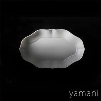 淡青白釉美濃燒輪花長盤，呈橢圓形，邊緣有輪廓狀的花瓣造型，表面光滑，顏色為淡青白色。