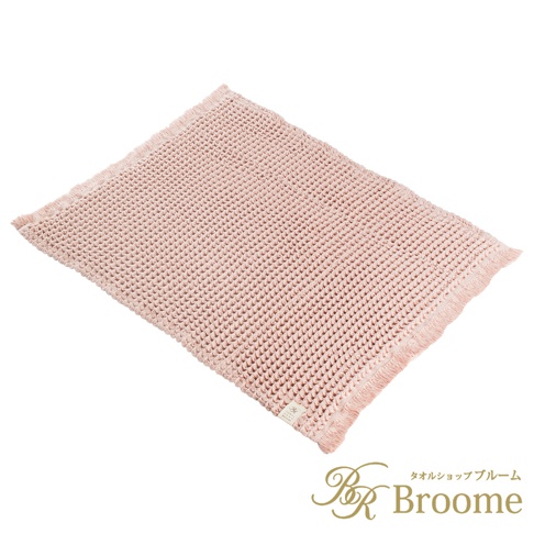 粉紅色的今治鬆餅加大浴墊，採用網狀編織紋理，邊緣有流蘇裝飾。