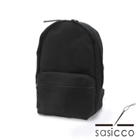 三河木綿刺子織後背包，黑色，具有獨特的織紋，正面有一個拉鍊口袋。