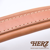 職人手作皮革加厚減壓肩背帶，採用原色皮革，車縫線清晰，質地厚實。