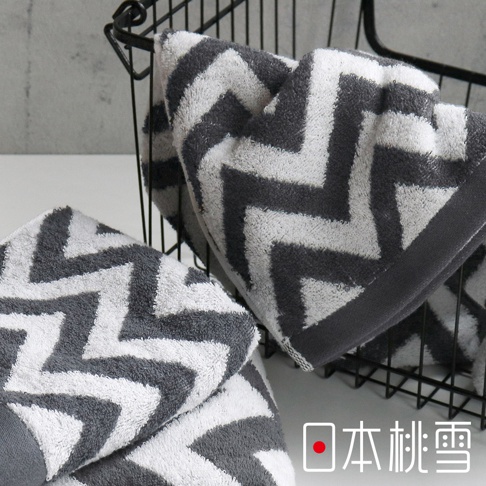 今治北歐浴巾，以灰色與白色交織的鋸齒狀圖案呈現，材質柔軟，觸感舒適。