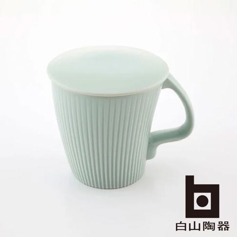 淺綠色陶瓷馬克杯，杯身帶有垂直凹槽紋理，配有同色系圓頂杯蓋及把手。