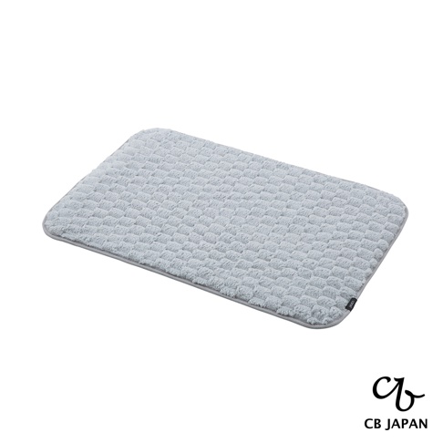 淺灰色條紋紋理地墊，標有 CB JAPAN 商標。