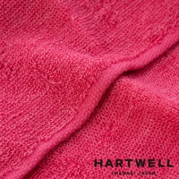 粉紅色毛巾特寫，織紋清晰可見，下方有 HARTWELL IMABARI JAPAN 字樣