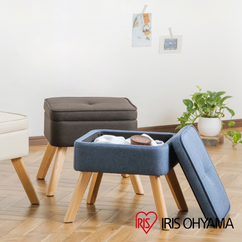 展示三個北歐風格收納椅凳，分別為卡其色、深棕色和藍色。椅凳為布質，帶有鈕扣設計，配有四個木製椅腿。藍色椅凳為開放式，內部可見白色布料和一個圓形小物。