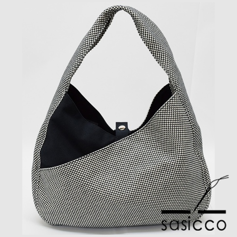 三河木綿刺子織製半月包，黑白千鳥格紋，設有黑色內襯與磁扣，單肩背帶設計。