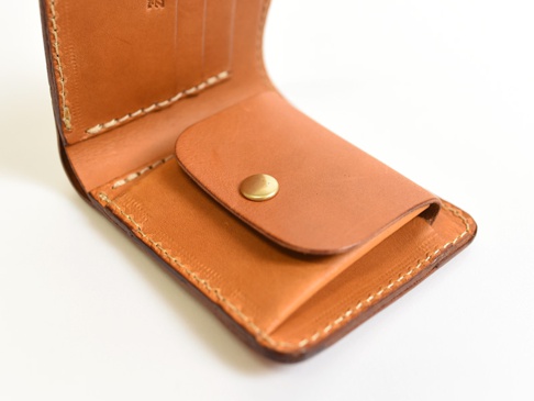 職人手作皮革經典掀蓋扣式雙折短夾 (WS-5)，淺棕色皮革，內部設有卡槽與零錢袋，以白色車線縫製，呈現經典簡約風格。