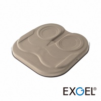 THE OWL Standard 貓頭鷹基本款坐墊，採用柔軟的淺棕色布料製成，坐墊表面有貓頭鷹眼睛造型的凹槽設計，邊緣為深色滾邊。