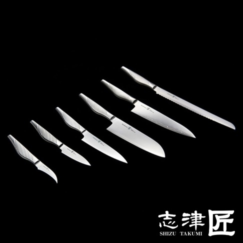 一系列銀色不鏽鋼廚師刀，刀刃光滑，手柄有條紋紋理，黑色背景。