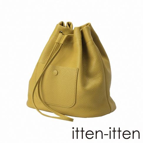 itten-itten 義大利皮革束口水桶包，芥末黃色，附有外側口袋和鈕扣。