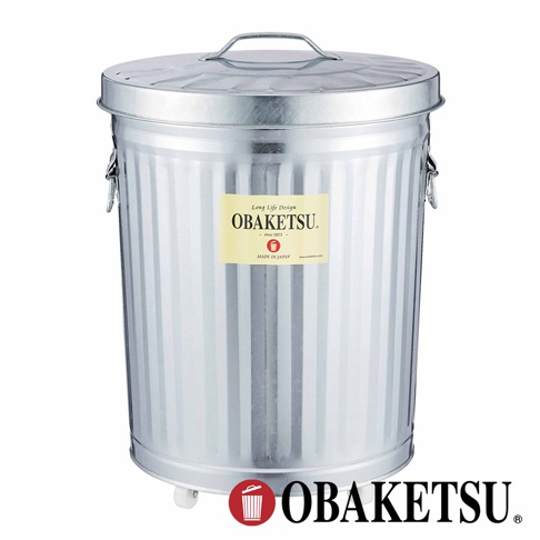 OBAKETSU 品牌手工製附輪鍍鋅鋼垃圾桶，印有品牌標誌與日本製造資訊，底部有滾輪。