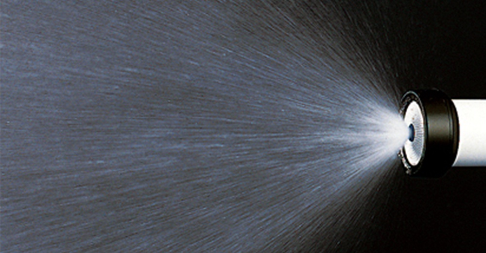 五段調節噴嘴S-QG11755NB，白色管狀主體連接黑色圓形噴頭，正噴出細密的水霧。