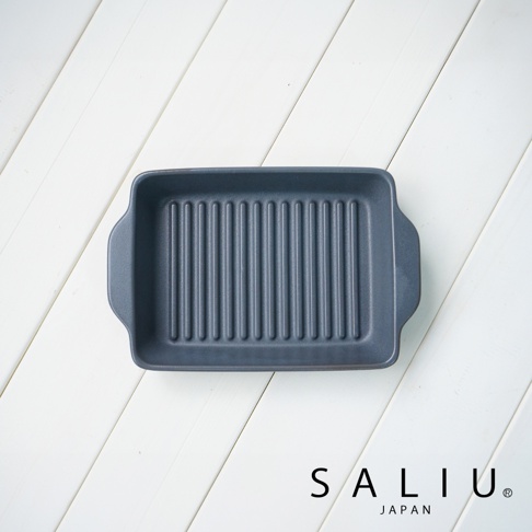 深灰色耐熱陶製烤盤，表面有垂直條紋，兩側有提把，長方形造型。