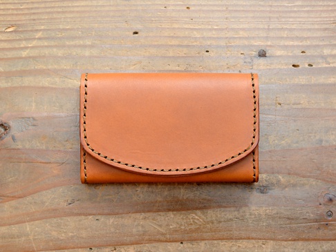 職人手作皮革Organ商務用名片夾，採用溫暖的棕褐色牛皮製作，邊緣以同色系線跡縫合，設計簡潔，風格樸實。