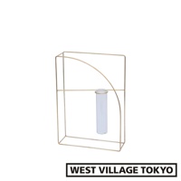 黃銅色金屬線條構成的書架造型，搭配中央透明玻璃試管，可掛可擺的兩用花器。