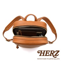 職人手作皮革長方型多口袋後背包 R-17，展示為棕褐色皮革材質，包身結構清晰，拉鍊全開露出內部空間，可見多層文件與一個小皮夾，雙肩帶設計，整體呈現簡約風格。