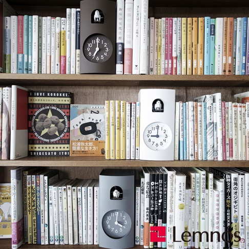 書本造型布穀鳥整點報時鐘，有雪白色和灰色兩款，皆為簡約的方形設計，頂部有布穀鳥開窗，下方為圓形時鐘面，搭配黑色指針。