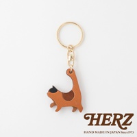 職人手作皮革貓咪造型鑰匙圈，採用棕色皮革製成，貓咪造型生動，帶有黑色耳朵和棕色斑紋，搭配金色鑰匙圈與掛鉤。