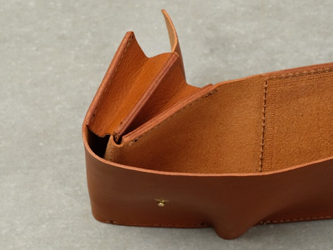 職人手作皮革Organ迷你短夾，呈現溫潤的棕褐色，材質為柔軟真皮。短夾內部設計有隔層，邊緣縫線清晰，展現精湛工藝。