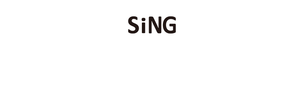 這張圖片呈現深褐色背景，中央以白色字體顯示品牌名稱 SiNG，其中字母 i 的上方帶有一個圓點設計。