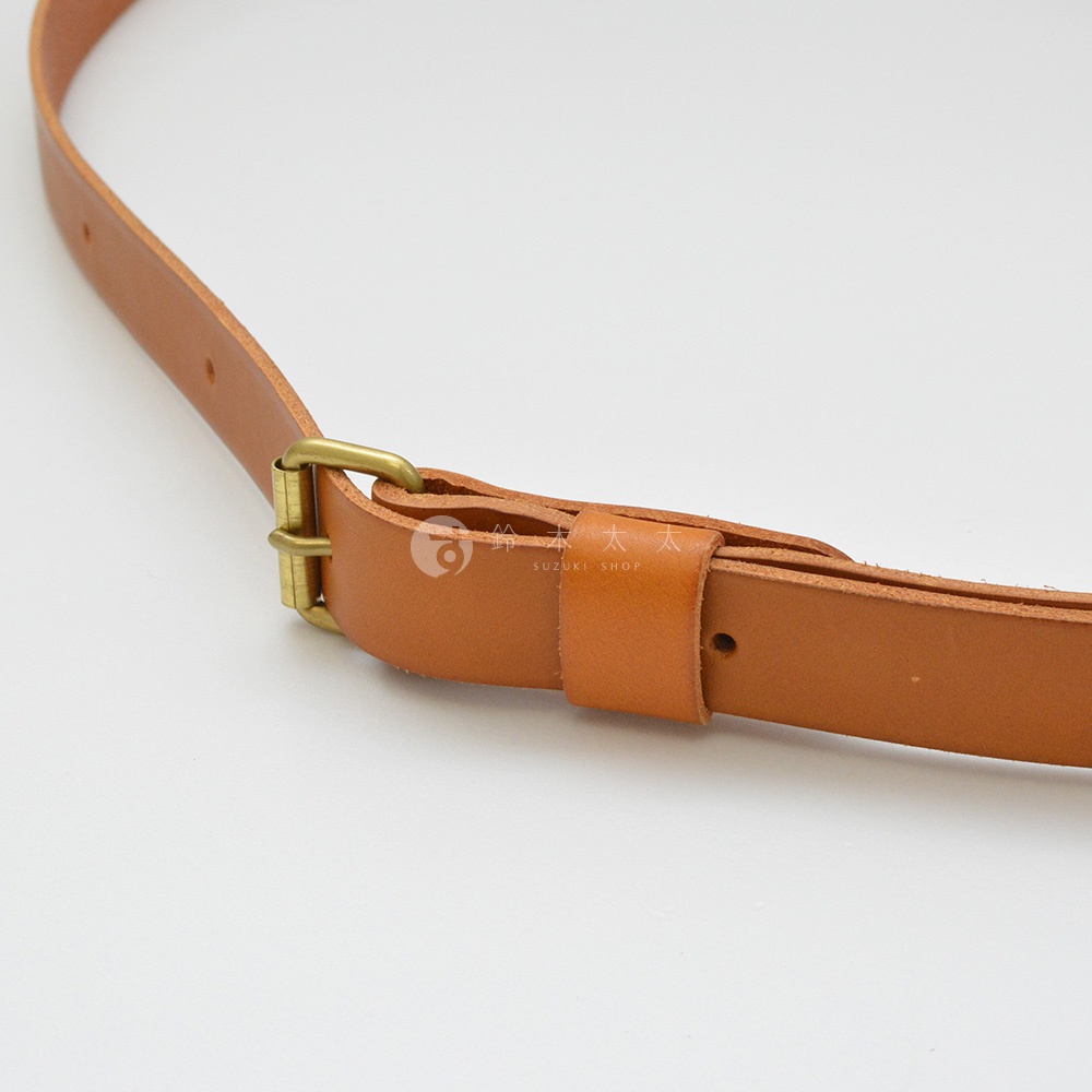 職人手作皮革經典厚實單肩包 A-40，淺棕色皮革製成，附有黃銅色金屬調整扣環，可調節長度。