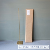 黃銅一輪花器/燈具展示架，高60公分，展示架由黃銅製成，底座為方形，支架細長。旁邊是產品的牛皮紙包裝。